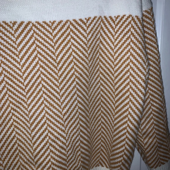 Patterned Turtleneck (S) - Picture 2 of 2